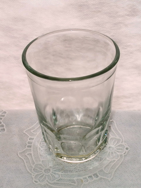 В каком стакане налито больше воды? почему — Спрашивалка